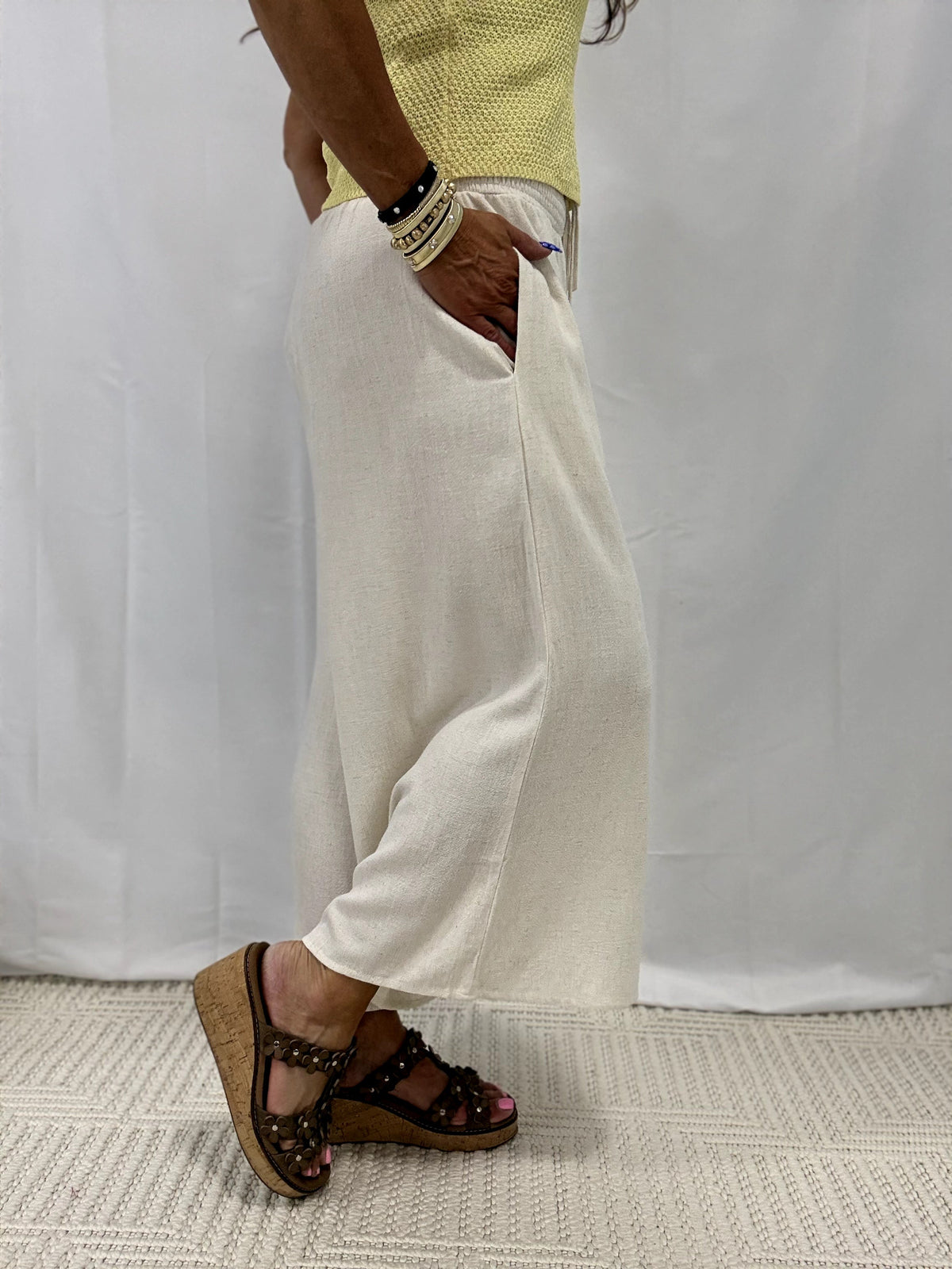 Carefree Coast Flowy Capri Pants In Natural