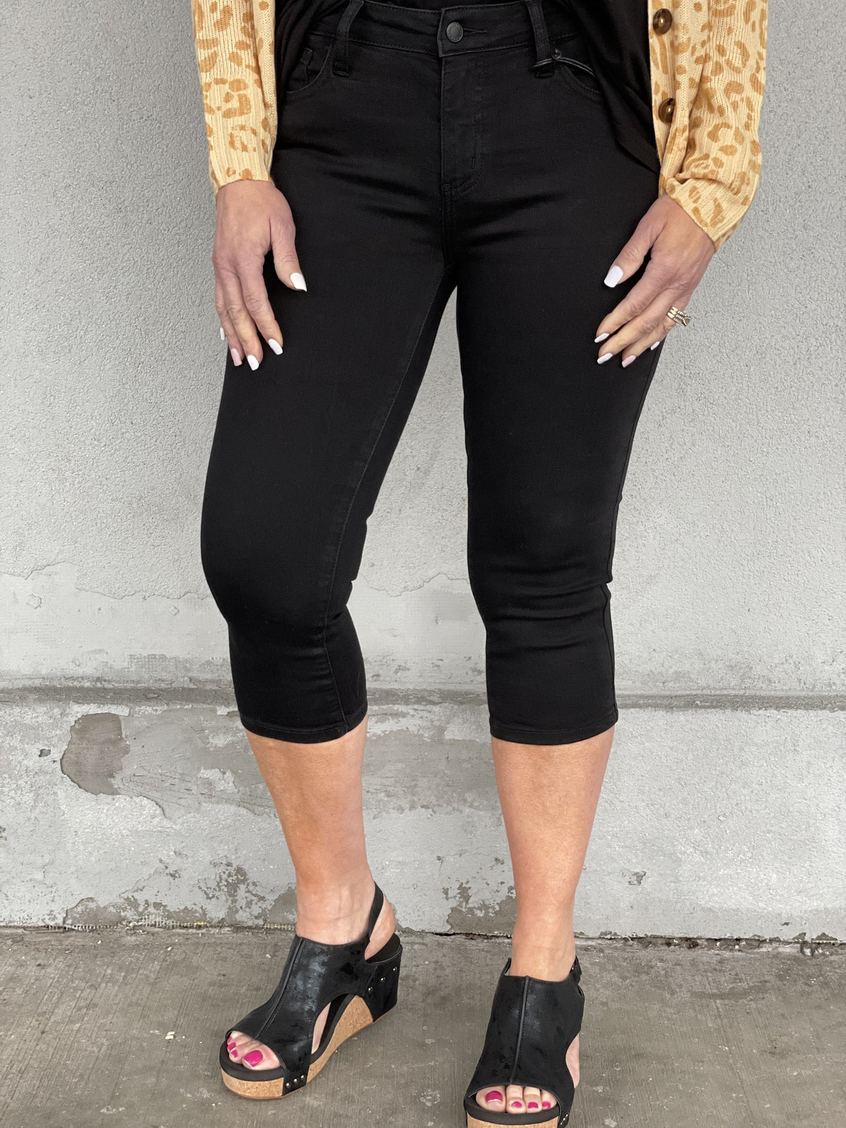 Judy Blue Black Non Distress Mid-Rise Blake Capri 39B *Final Sale*