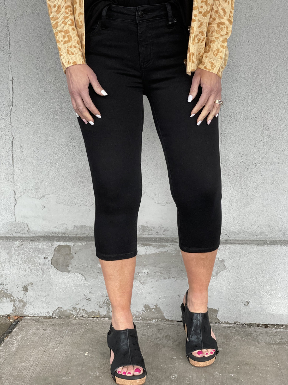 Judy Blue Black Non Distress Mid-Rise Blake Capri 39B *Final Sale*