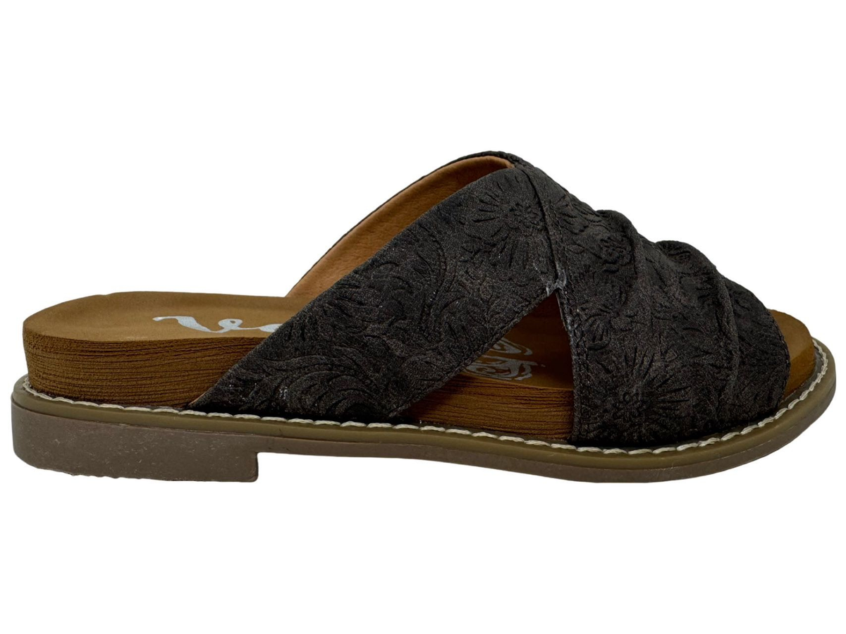Very G Jolene Textured Traveler Sandal In Charcoal *Final Sale*