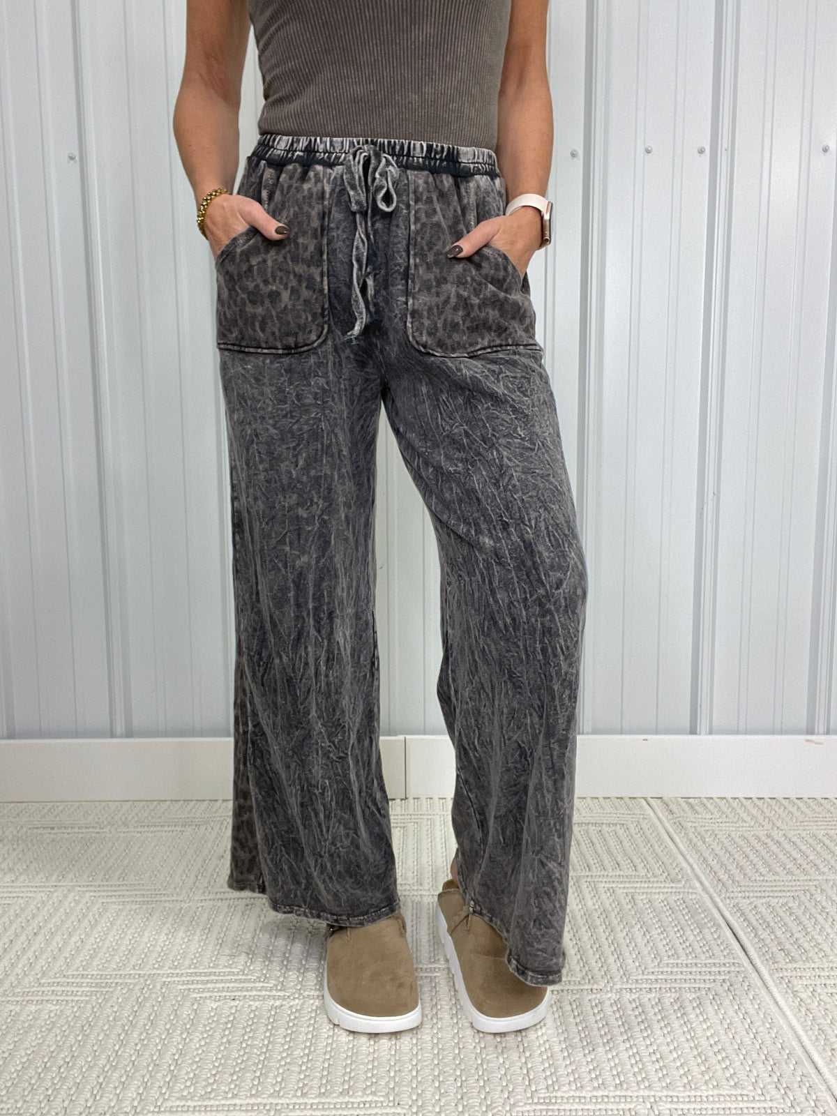 Mineral Washed Side Trim Pants In Ashed Black
