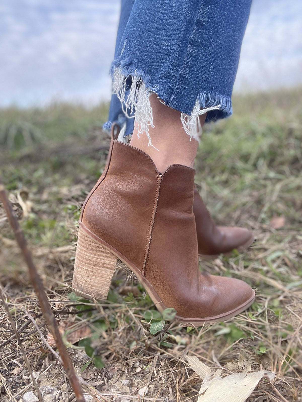 Straight Leg Zelda Straight Leg Raw Hem Jeans *Final Sale*